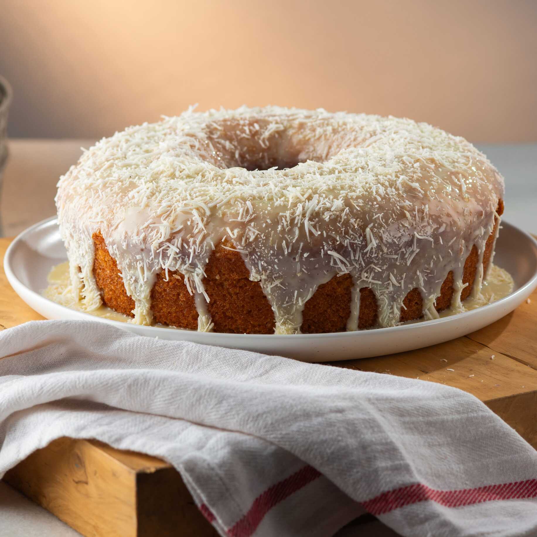 Delicioso Bolo de abacaxi caseiro, com suco e coco ralado na massa. Opção de cobertura: suco de abacaxi, leite condensado e coco ralado. Imagem meramente ilustrativa.
Bolo pequeno serve até 8 fatias
Bolo grande serve até 16 fatias