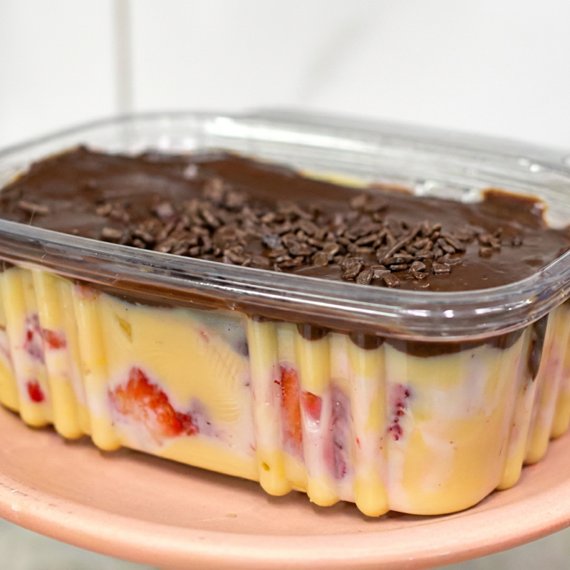 Surpresa Irresistível de Morango 19 reais e 90 centavos Surpresa de morango com camadas de brigadeiro de Ninho cremoso, morangos frescos, ganache de chocolate blend e finalização com granulado macio