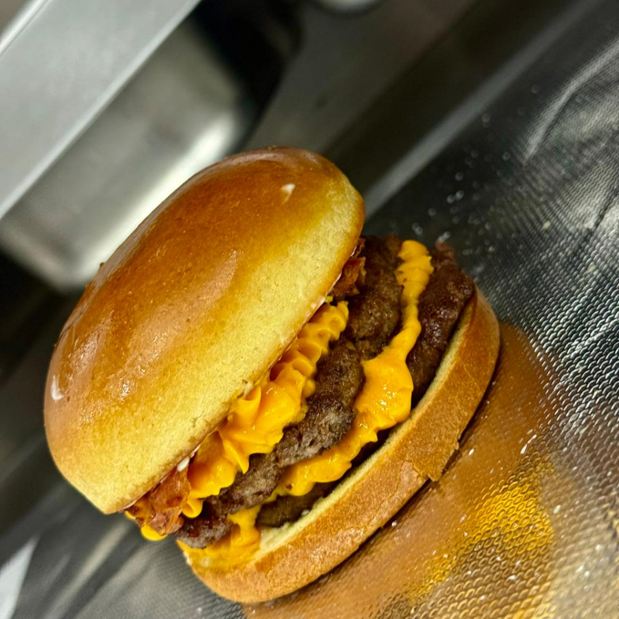 PÃO DE BROÓCHE, 2 HAMBURGUERES ARTESANAL, CHEDDAR, BACON, MOLHO MADERO E MAIONESE VERDE