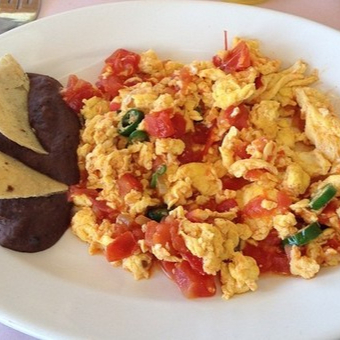 Huevos al Gusto con Frijoles Refritos (3pz)
