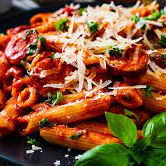 Penne envolvido em um ragu de calabresa moídamolho de tomate, ervas aroimaticas e azeitonas pretas que acrescentam um toque marcante de sabor. Um prato robusto, perfumado e irresistivel.