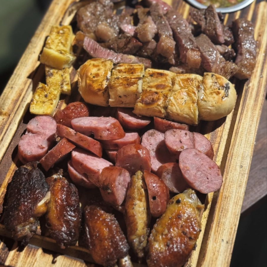 Contra filé grill, linguiça frango ou pernil, tulipa de frango, 1 pão de alho e queijo coalho.