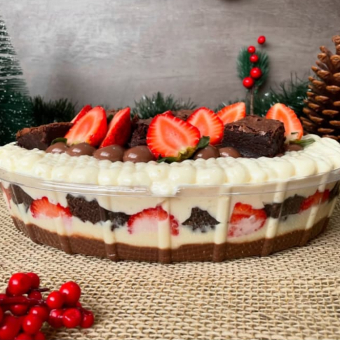 Feita com nosso irresistível creme de ninho, pedaços de morangos frescos, camadas do nosso brownie molhadinho e chocolatudo e o delicioso recheio de chocolate 50% cacau. Uma sobremesa sofisticada, doce na medida e perfeita para adoçar qualquer momento. Tamanho: 1 Litro.