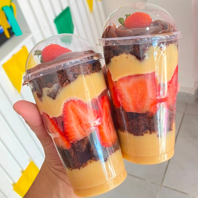 ( 1 unidade ) Brigadeiro branco + pedaços de brownie + pedaços de morango + brigadeiro