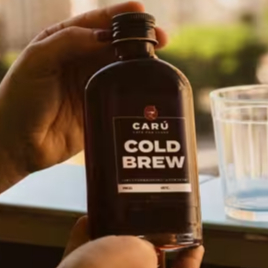 Alô amantes de Cold Brew! Agora você pode pedir seu Cold em uma garrafinha exclusiva de vidro. São 200ml de café concentrado extraído a frio, que podem ser diluídos no gelo e rendem até duas bebidas. A validade é de 10 dias da data de envase. Notas sensoriais: Passas ao Rum, Frutas Vermelhas e Framboesa.