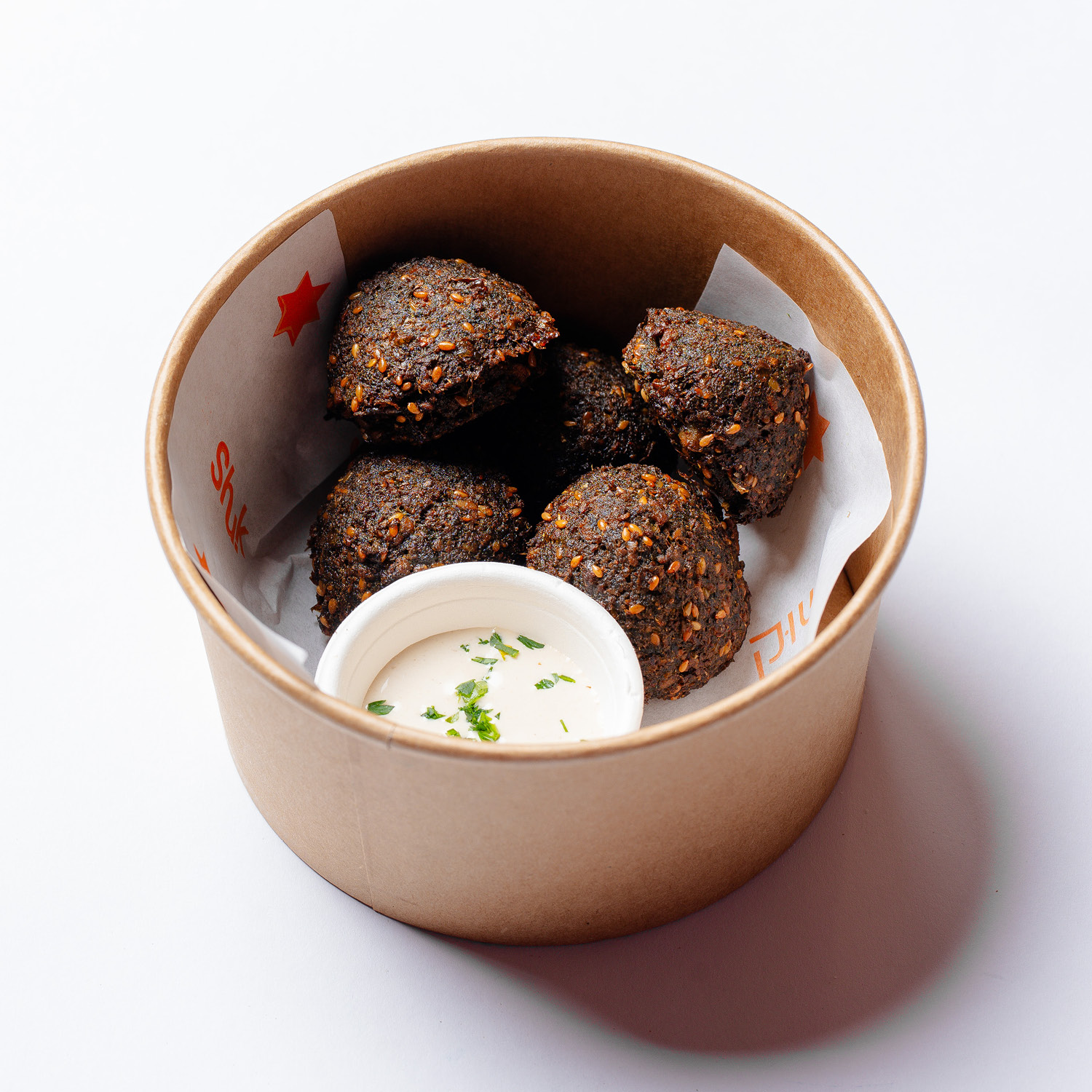 BOLINHOS FRITOS DE GRÃO DE BICO, ERVAS E ESPECIARIAS (5 UN.) + MOLHO TAHINE VEGANO. CONTÉM OLEAGINOSAS.