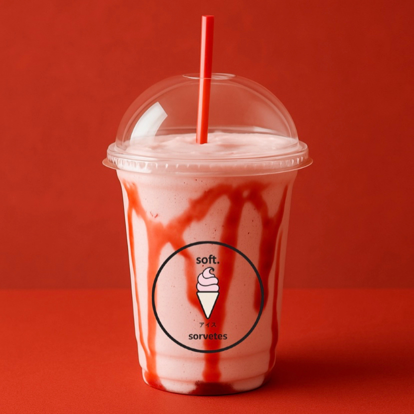 Nosso Soft.Shake Morango Fresh é uma harmoniosa combinação do cremoso sorvete de baunilha, batido com o mais puro leite integral, e finalizado com uma irresistível calda de morango, repleta de pedaços da fruta. Esta deliciosa explosão de sabores é capaz de proporcionar uma experiência gastronômica inesquecível. Atenção: a imagem é meramente ilustrativa.