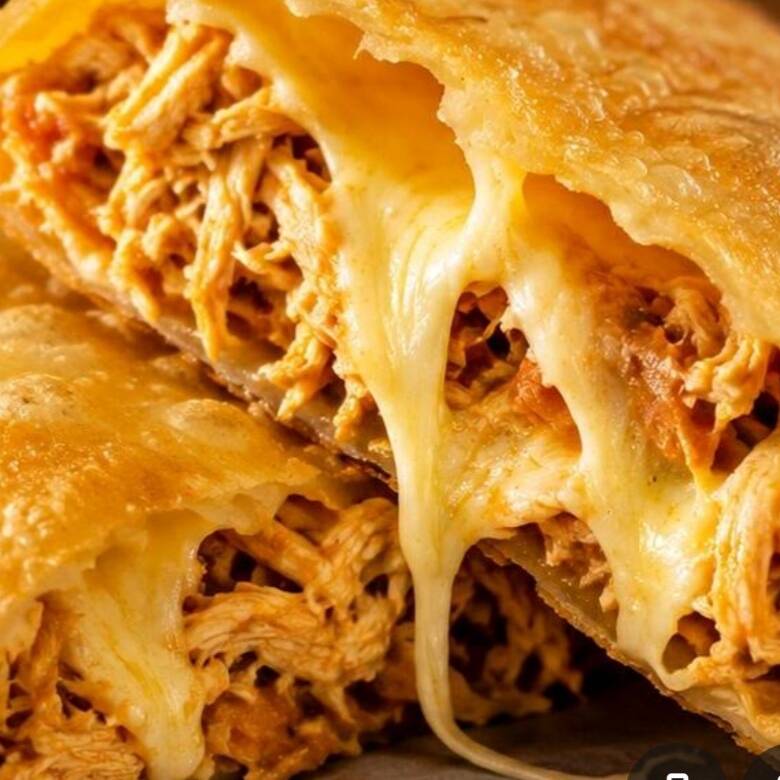 O clássico que nunca sai de moda! Massa fina, leve e extremamente crocante, frita na medida certa até ficar dourada e sequinha. Recheio suculento de frango desfiado bem temperada, refogado com cebola, alho, salsinha, queijo tipo mussarela e um toque especial que realça ainda mais o sabor.