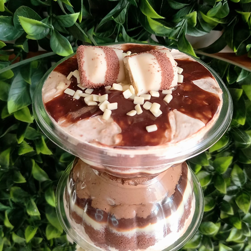 Bolo de chocolate molhadinho e recheio trufado de Kinder bueno com bombom Kinder