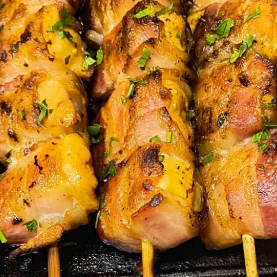 O espetinho de medalhão de frango é feito com cubos de frango temperado, enrolado numa fatia fina de bacon.
Contém quatro cubos em cada espeto.