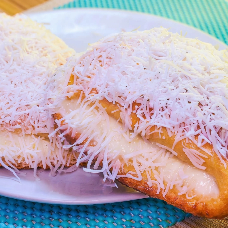 Sabor que é tradição! O Pão Marta Rocha com uma massa de pão doce envolvendo um recheio cremoso, todo finalizado com uma generosa camada de leite condensado e coco em flocos.