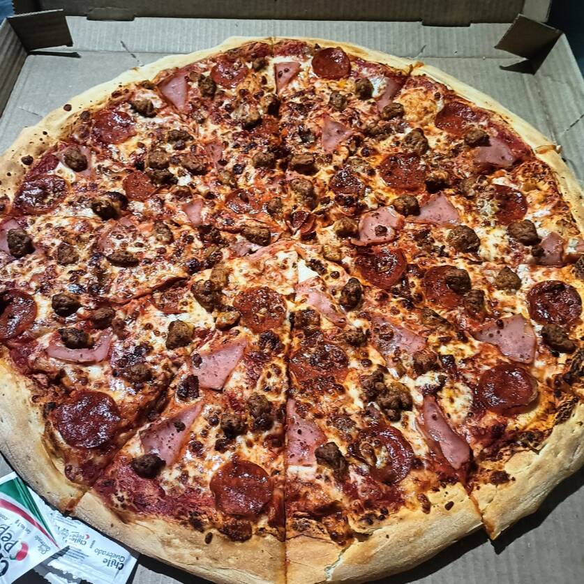 FADI PIZZA CARNES (Pepperoni, Jamón y Salchicha It