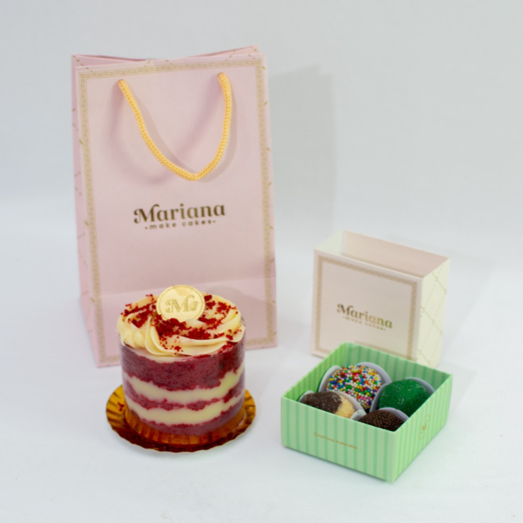 Kit acompanha mini cake 8cm (porção individual) recheio Ninho, massa do bolo Red Velvet, caixa com 4 docinhos sabores variados e sacola para presente.