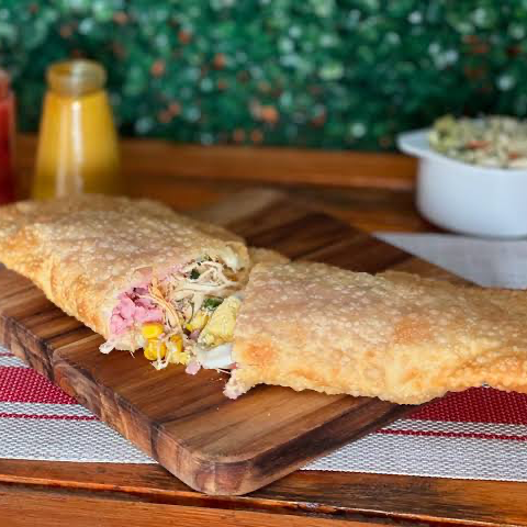 Delicioso pastel de massa sequinha e crocante, recheado de mussarela, presunto, tomate,
Ovo