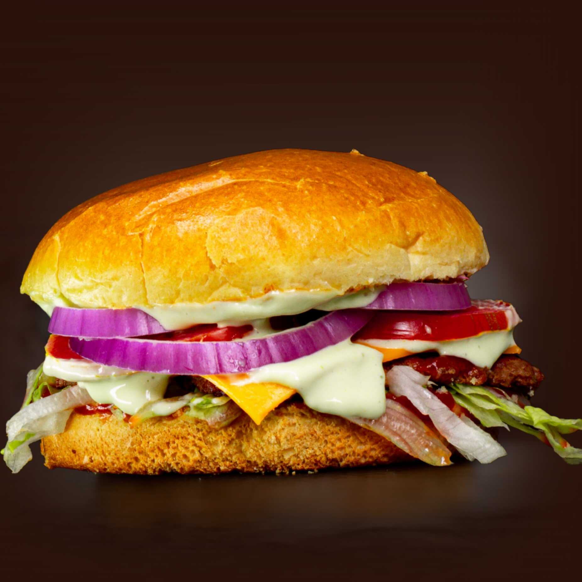 (smash da casa Pão Brioche, Hamburguer 80g, fatia queijo Cheddar, tomate cebola roxa alface americano Maionese da Casa molho especial)