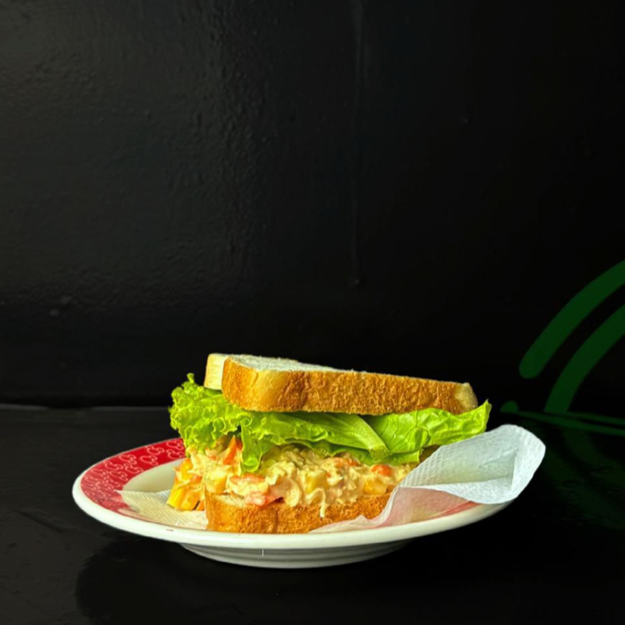 PASTA DE FRANGO, CENOURA RALADA, MILHO, ALFACE E PÃO DE FORMA.