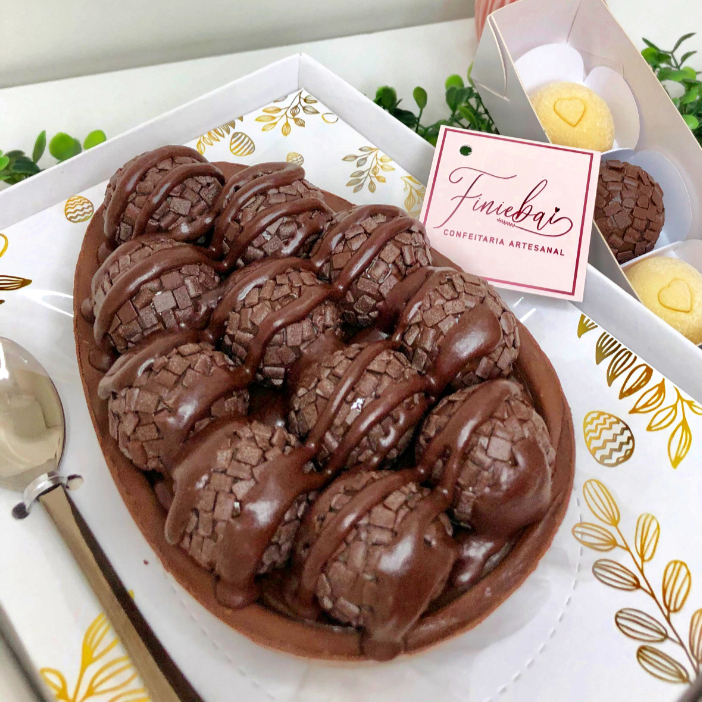 ara os amantes de Chocolate! Casca meio amargo, recheio de Brigadeiro Gourmet de Chocolate super cremoso decorados com brigadeiros boleados e finalizados com Granulé de Chocolate. Casca 250g. Peso final aproximadamente 450g. Serve até 2 pessoas. Embalagem branca com laço e sacola presenteável!