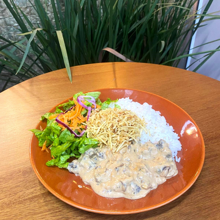 Nosso clássico strogonoff de Carne. Escolha até 3 acompanhamentos incluídos.