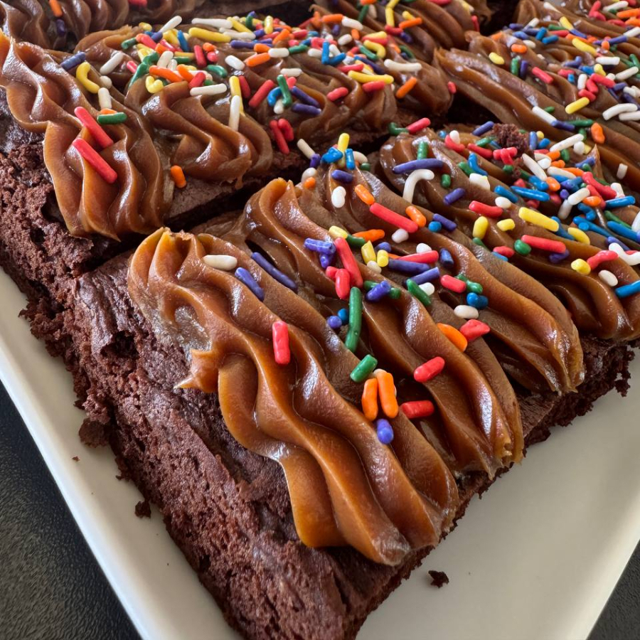 Brownie Con Chispitas Y Dulce De Leche