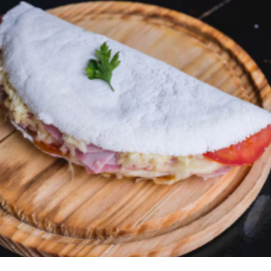 Tapioca feita com Massa Artesanal, presunto, queijo, tomate e oregano