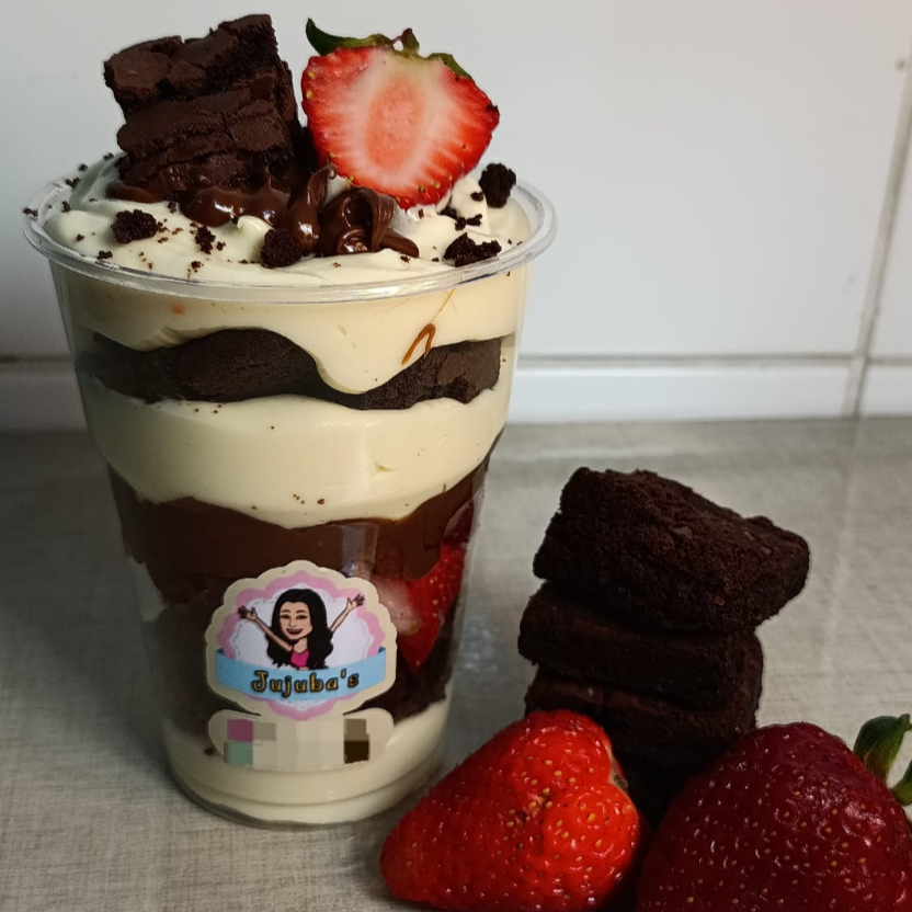 Composto por nosso mousse cremoso de Ninho, nosso Brownie Chocolatudo e molhadinho, Morangos picados, camada de Nutella e finalizado com pedaço de Brownie e Morango.
