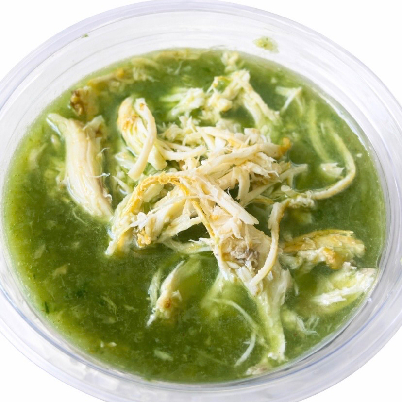 Caldo verde low carb que abraça a alma e cuida do corpo 💚 Feito com frango desfiado, chuchu, abobrinha, espinafre e couve, tudo no tempero caseiro que deixa cada colherada simplesmente deliciosa. Leve, nutritivo e perfeito para quem quer comer bem sem sair da dieta. Peça o seu e sinta esse sabor incrível! ✨
