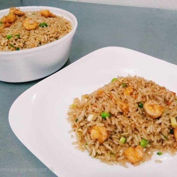 Arroz com camarão, presunto, ovo mexido, cenoura, ervilha e cebolinha ão molho shoyu.