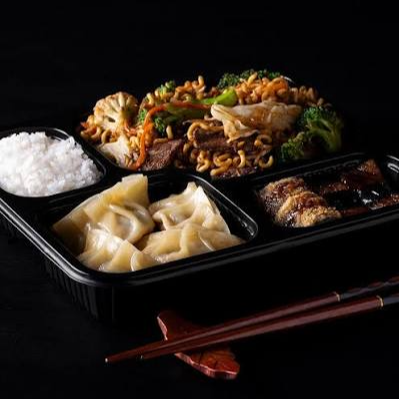 Combo 1 OU 6 – Monte do Seu Jeito!
Você vai levar um YAKISOBA e pode escolher adicionar mais itens do seu jeito.
Escolha 6 itens entre as opções abaixo e monte o combo ideal para compartilhar ou aproveitar durante o dia:
Yakisoba 500g
Harumaki
Guioza
Hot Roll
Refrigerante 1L
Açaí Puro
Monte sua combinação como preferir e aproveite a qualidade e o sabor que só a Sophi oferece!