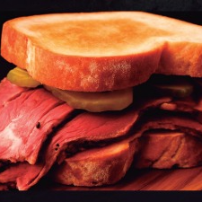 Pão Brioche, uma montanha de pastrami premium, picles crocantes e mostarda de verdade. Um pecado americano que a gente trouxe contrabandeado.