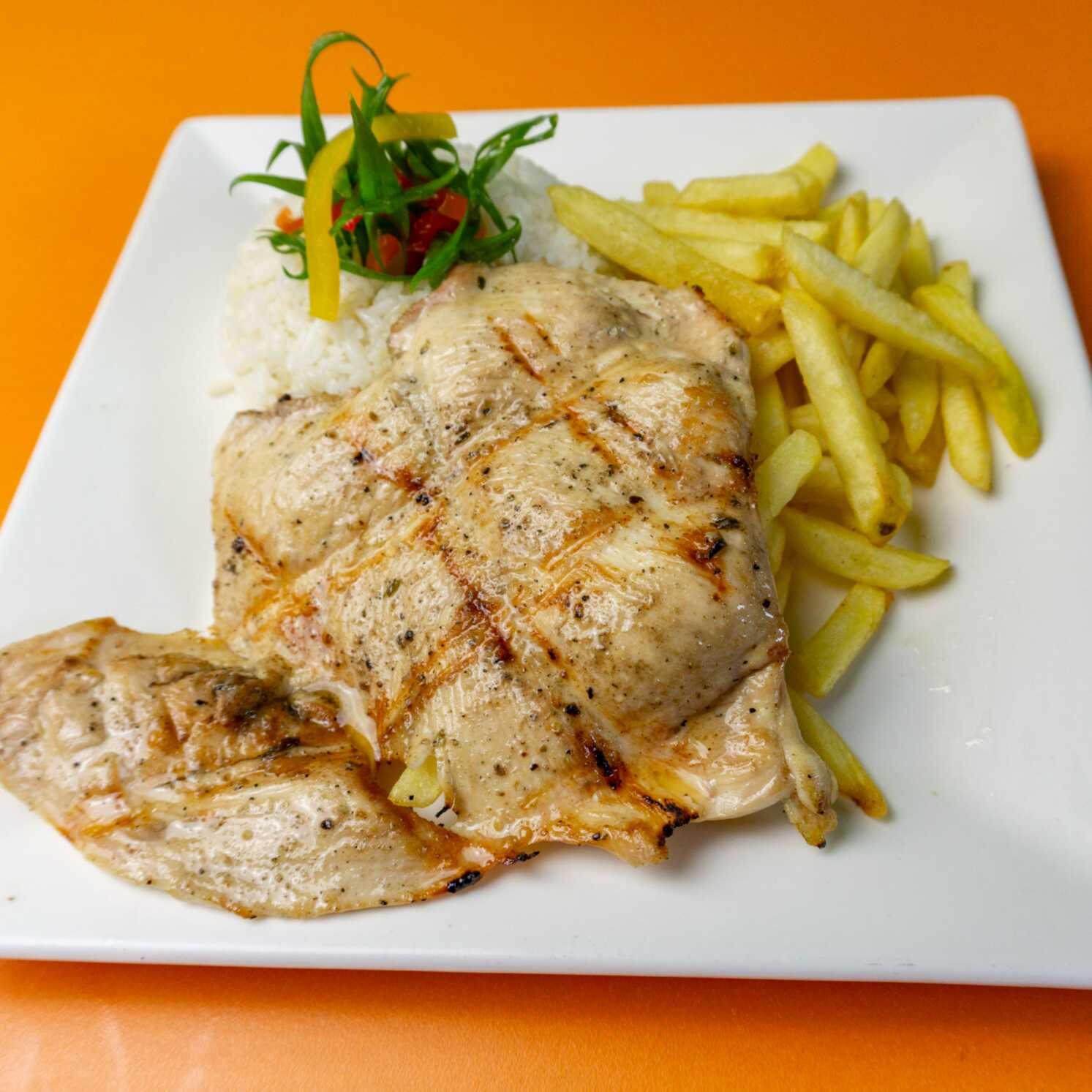 Pechuga Grill con Arroz y Papas + Bebida