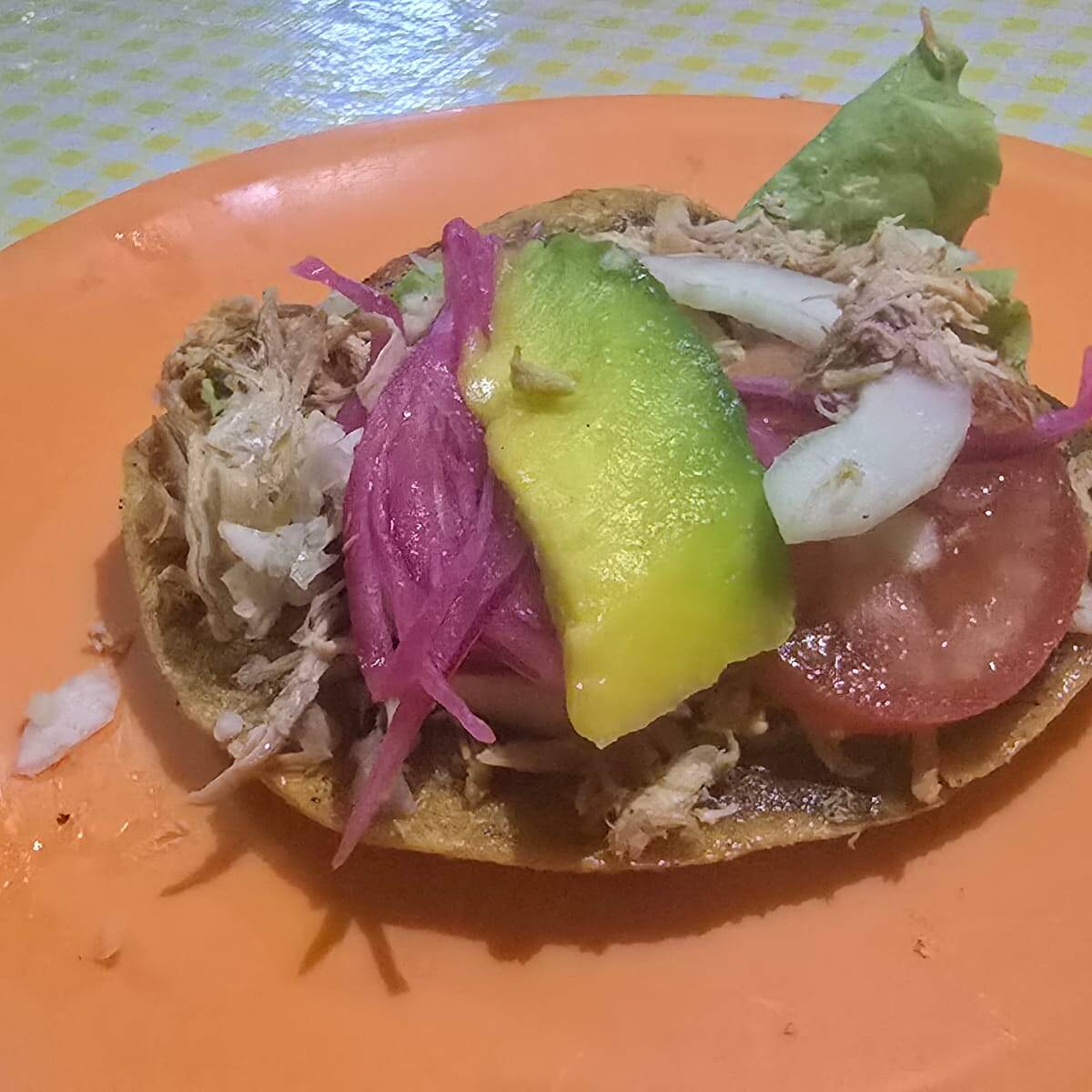 Salbutes de pollo asado