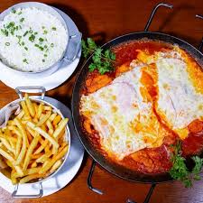 Deliciosa parmegiana de vaca para seu Dia de almoço peça aqui você vai amar 2 pessoas acompanha fritas arroz salada