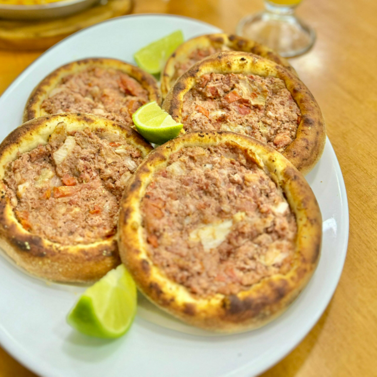 Desfrute de uma promoção imperdível de segunda a quinta-feira! São 5 deliciosas esfihas abertas, recheadas generosamente com uma carne suculenta e temperada na medida certa. Todas com um desconto exclusivo de 10% Off. Uma combinação perfeita para momentos de prazer gastronômico. Aproveite esta oferta em nossa categoria 'Promoções e Combos' e satisfaça seu paladar com nosso sabor inconfundível!