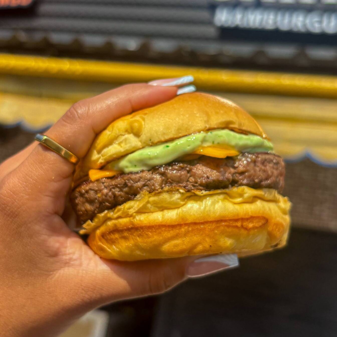 Pão macio tostado na chapa, burger artesanal suculento de 130g, 2 fatias de queijo derretido e nossa maionese verde especial, trazendo cremosidade e equilíbrio em cada mordida.
🔥 Ideal pra quem curte um hambúrguer clássico, simples e muito bem feito.