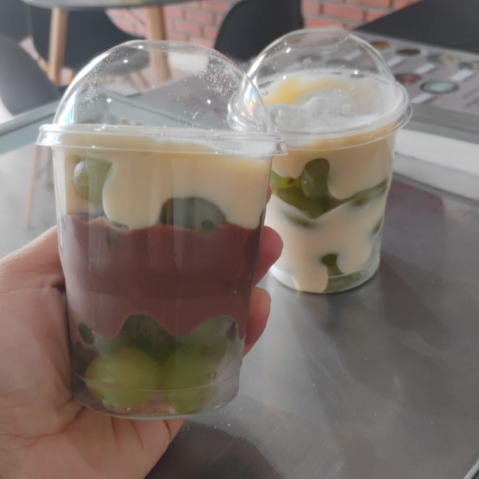 É uma sobremesa que combina a doçura e cremosidade do chocolate branco e dos cremes com o frescor e a acidez suave da uva, criando uma experiência deliciosa e equilibrada a cada colherada.(250ml)