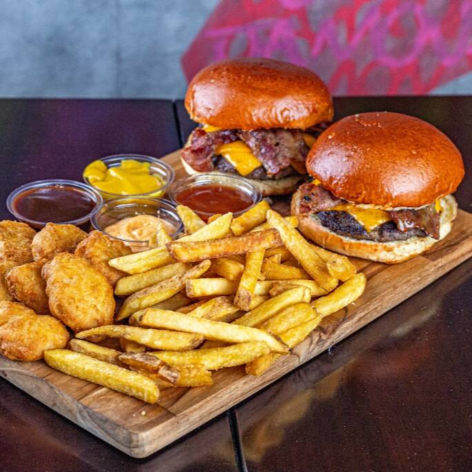 2 Cheddar Bacon + 4 Molhos + Fritas e Nuggets Supreme