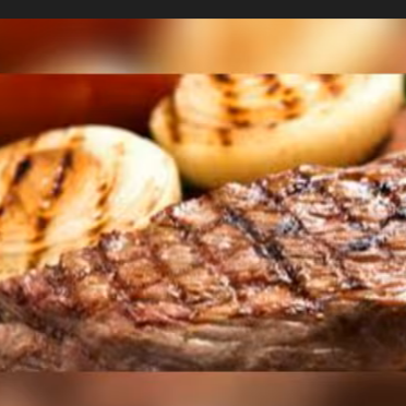 Acompanha um feijão caipira (com ovos e farofa), arroz , macaxeira frita, farofa e vinagrete