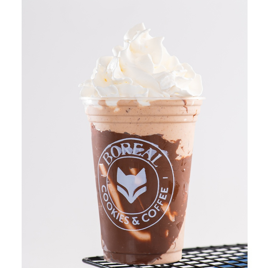 Sorvete de baunilha com Nutella, finalizado com chantilly