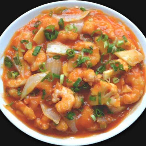 camarão cozido com cebola, couve-flor, cenoura, cogumelos, broto de bambu, temperado com molho de tomate apimentado.