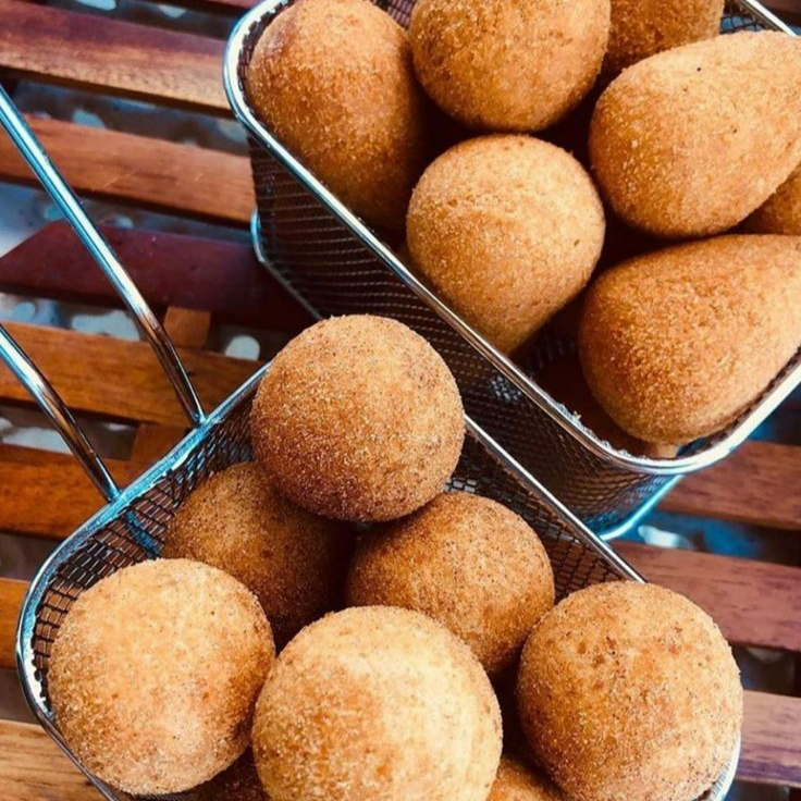 Aquele combo pra quem quer experimentar de tudo um pouco! Escolha 30 mini salgados entre nossos sabores irresistíveis: mini coxinha de frango, mini bolinho de queijo, mini bolinho de pizza, mini risole, mini croquete de charque e mini bolinho de carne. Perfeito pra dividir ou saborear sozinho! (Aproximadamente 30 Gramas Cada Unidade!)