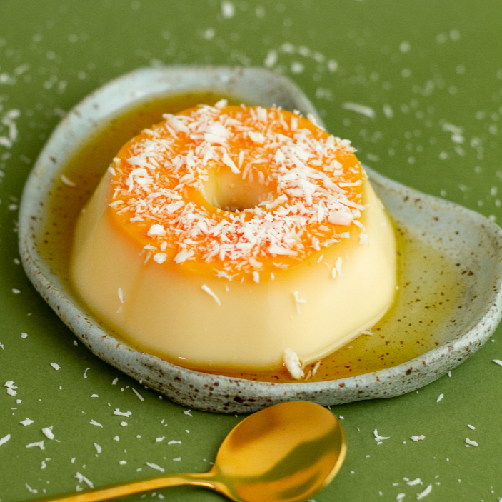 Delicioso pudim com sabor tropical de coco, coberto com uma calda de coco ralado.