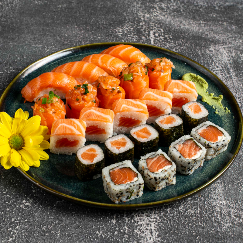 4 niguiris, 5 jyo de salmão, 4 uramaki de salmão, 5 hossomaki, 5 baterá.