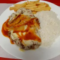 Bife a parmegiana com arroz e fritas e salada.