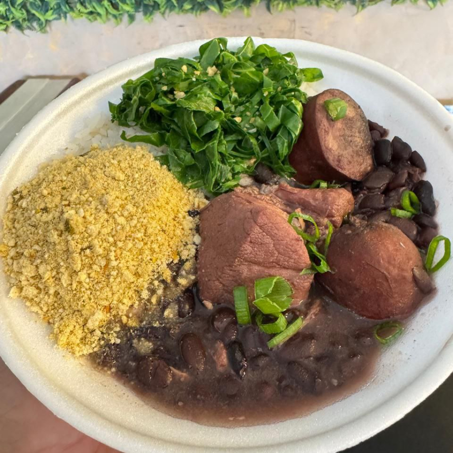 Marmita feijoada magra individual, arroz branco soltinho, feijão preto, linguiça calabresa, couve refogada e farofa. indicada p/ 1 pessoa 450 gramas