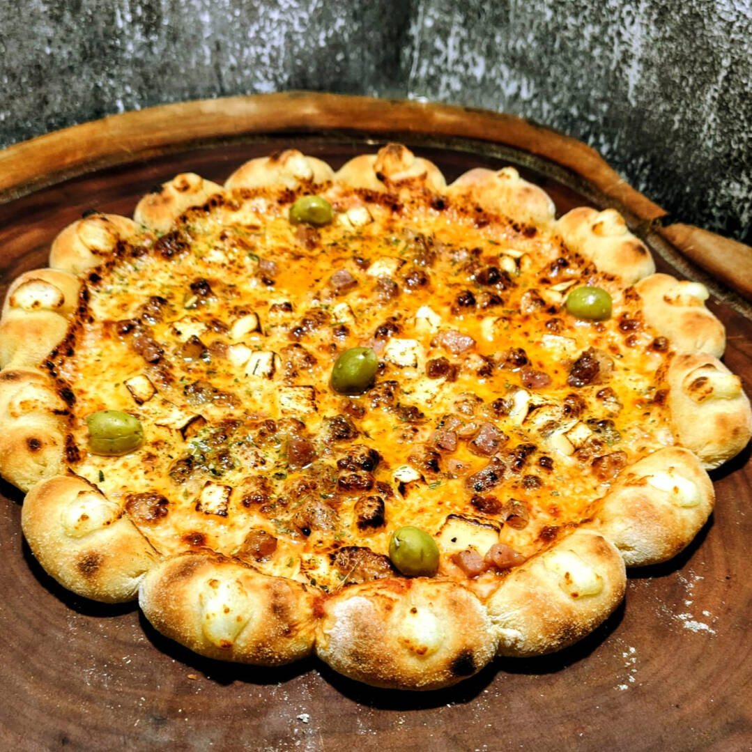 MUSSARELA / QUEJO COALHO / BACON / MEL ARTESANAL / AZEITONA E OREGANO