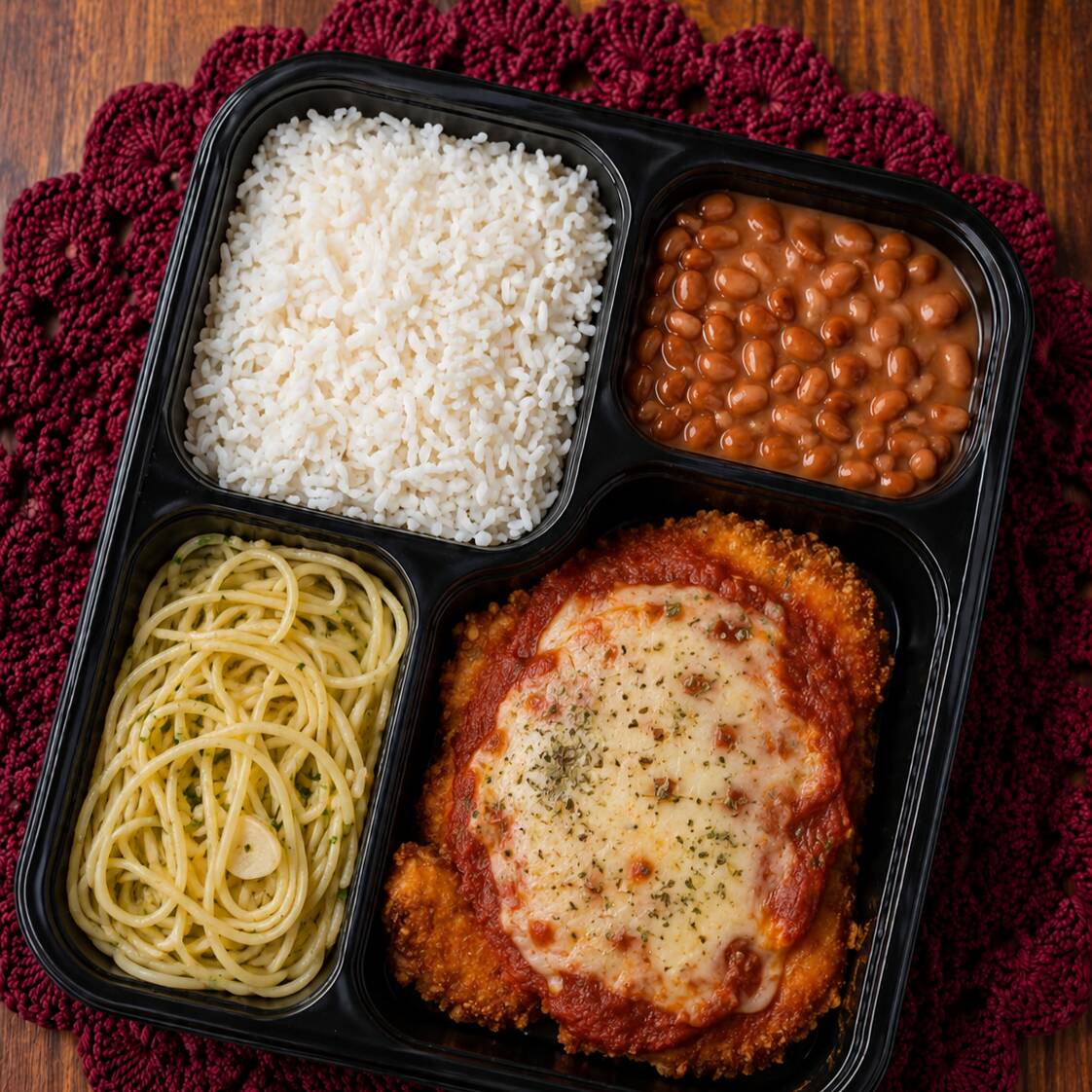 Executivo Frango a parmegiana, acompanha arroz, feijão e macarrão.
Marmita com divisória