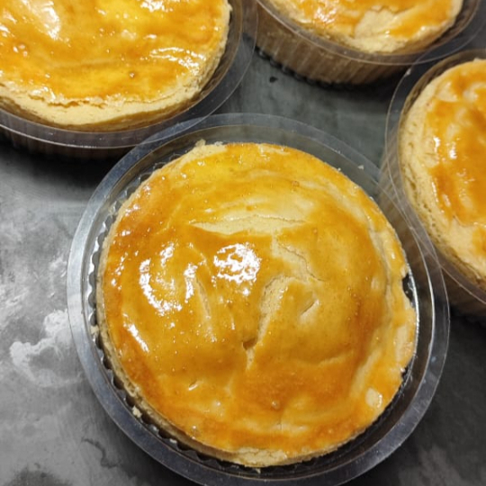 Feito com maçã caramelizada e canela. massa fofinha e suculenta