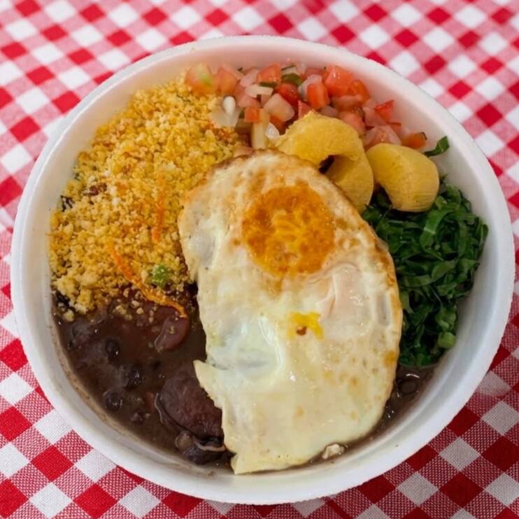 Marmita de feijoada com sabor caseiro, feita na medida certa para satisfazer sua fome e seu paladar, escolha do seu jeitinho. 🐷