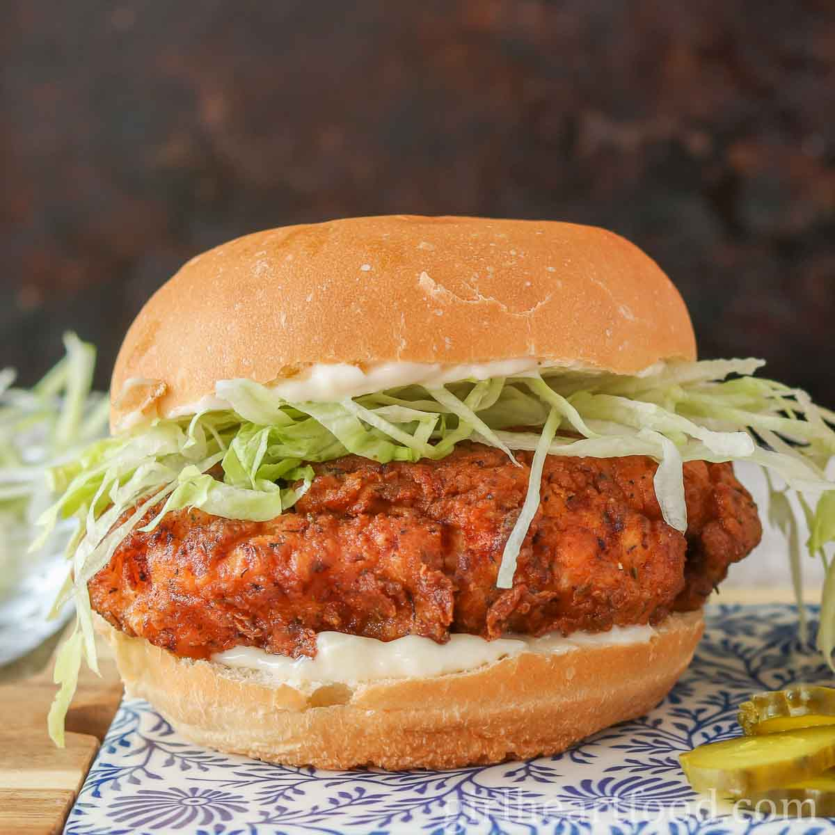 CHICKEN BEM SEQUINHO COM MAIONESE DA CASA, CEBOLA CRISPY E ALFACE