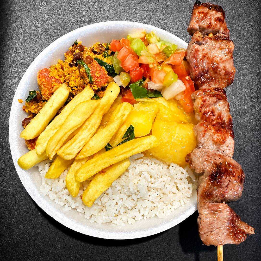 Arroz, feijão tropeiro ou caldo, vinagrete, mandioca, batata frita.